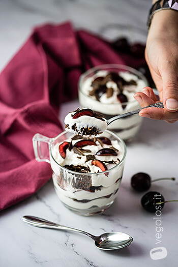 Tiramisù vegan alle ciliegie e scaglie di cioccolato