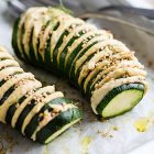 Zucchine a fisarmonica ripiene di hummus al formaggio vegan