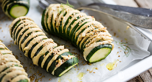 Zucchine a fisarmonica ripiene di hummus al formaggio vegan