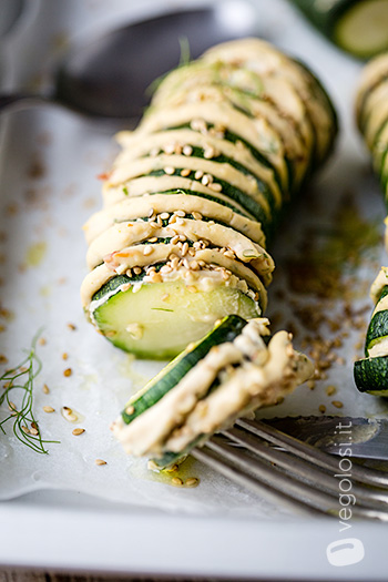 Zucchine a fisarmonica ripiene di hummus al formaggio vegan