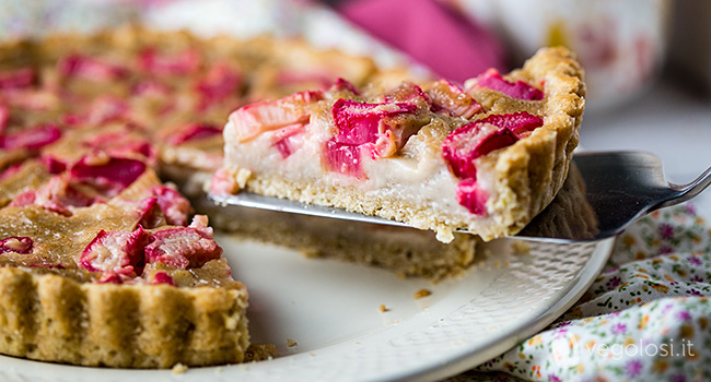 Crostata vegana al rabarbaro con base di crema pasticcera alla cannella