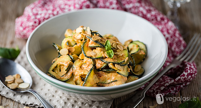 Tagliatelle di zucchine con crema di tofu peperoni e mandorle