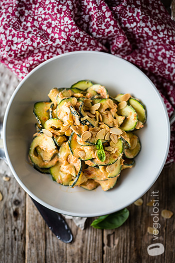 Tagliatelle di zucchine con crema di tofu peperoni e mandorle
