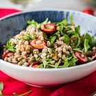 Insalata di farro con rucola, ciliegie e noci