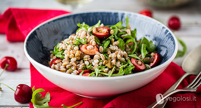 Insalata di farro con rucola, ciliegie e noci