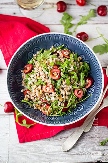 Insalata di farro con rucola, ciliegie e noci