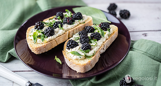 Bruschette con ricotta di soia, more e basilico