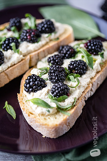 Bruschette con ricotta di soia, more e basilico