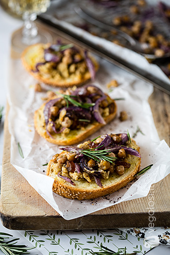 Bruschette con ceci, cipolla rossa, fichi secchi e sommacco