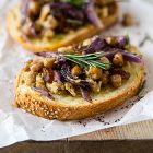 Bruschette con ceci, cipolla rossa, fichi secchi e sommacco