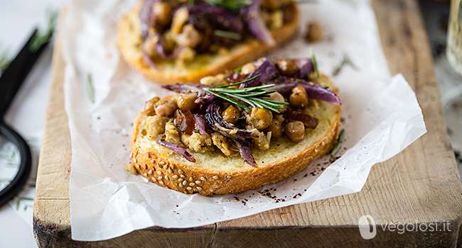 Bruschette con ceci, cipolla rossa, fichi secchi e sommacco