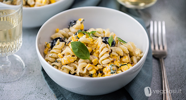 Insalata di pasta con pannocchie arrosto, olive e maionese piccante