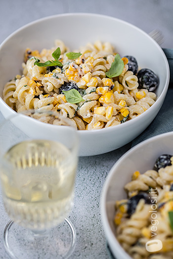 Insalata di pasta con pannocchie arrosto, olive e maionese piccante