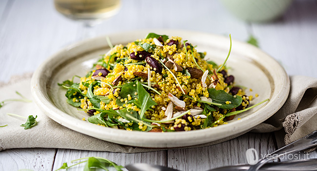 Quinoa allo zafferano con fagioli rossi, rucola, mandorle e uvetta