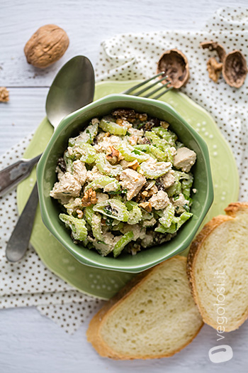 Insalata proteica di sedano e uvetta