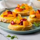 Bruschette dolci alla frutta con crema pasticciera allo zafferano