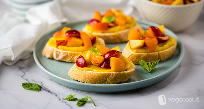 Bruschette dolci alla frutta con crema pasticciera allo zafferano