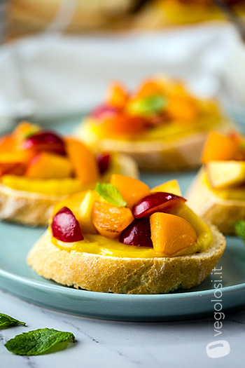 Bruschette dolci alla frutta con crema pasticciera allo zafferano