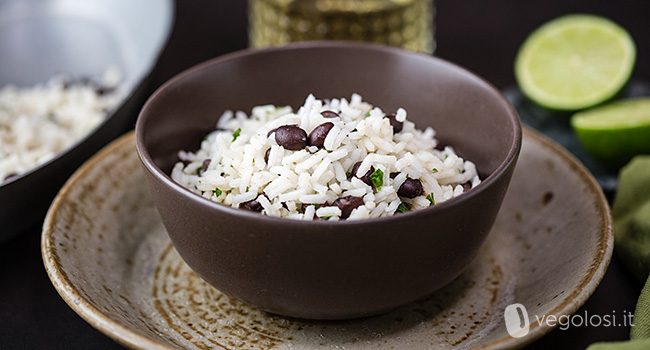 Riso con fagioli neri, lime e prezzemolo