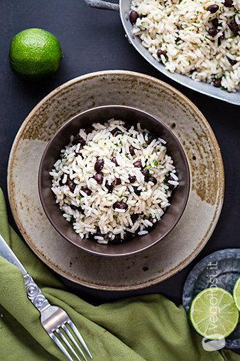 Riso con fagioli neri, lime e prezzemolo