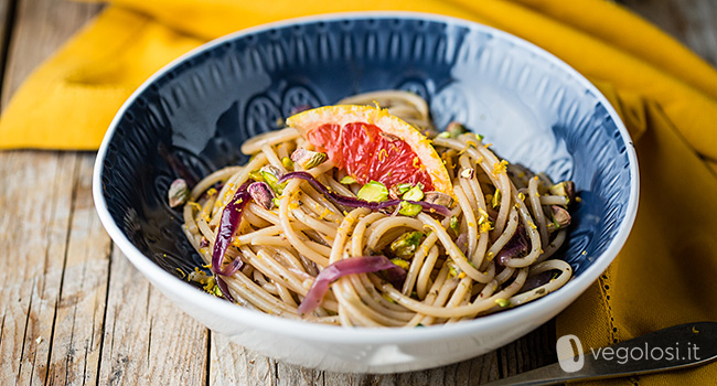 Spaghettoni al pompelmo pistacchi, cipolle di tropea e alghe