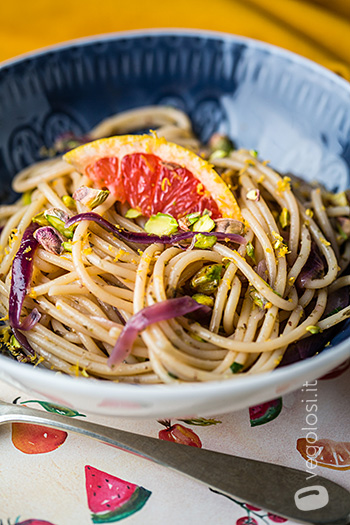 Spaghettoni al pompelmo pistacchi, cipolle di tropea e alghe