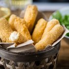 Stick di mozzarella impanata e fritta