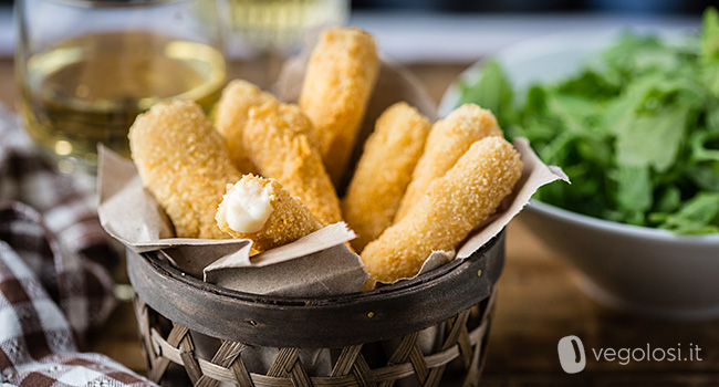 Stick di mozzarella impanata e fritta