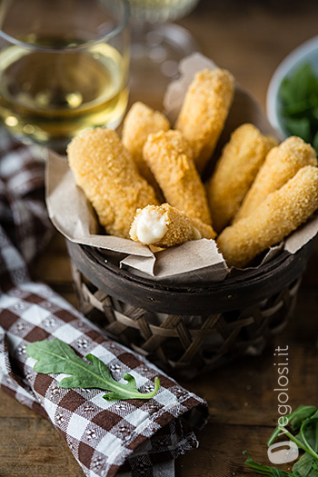 Stick di mozzarella impanata e fritta