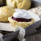 Scones vegan con clotted cream e confettura