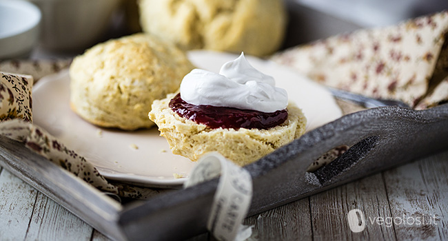 Scones vegan con clotted cream e confettura