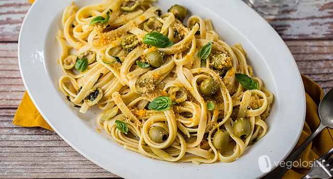 Fettuccine alle olive verdi, arancia e basilico con briciole di pane al peperoncino