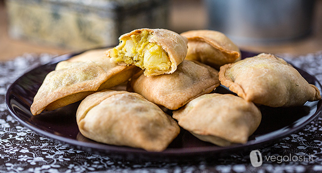 Samosa alle patate, cipolle e lenticchie rosse in friggitrice ad aria