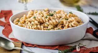 Fusilli con tahina ai pomodori secchi