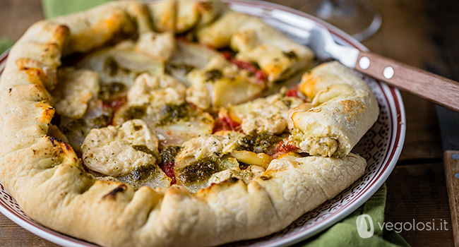 Pizza vegana al pesto e patate con cornicione ripieno