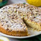 Torta vegana da colazione al cedro con pistacchi e mandorle tostate in superficie e zucchero a velo