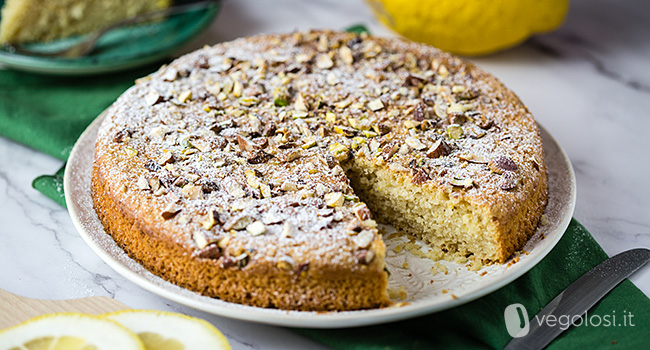 Torta vegana da colazione al cedro con pistacchi e mandorle tostate in superficie e zucchero a velo