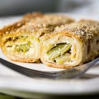 Crespelle vegane ripiene di asparagi, ricotta di mandorle e limone