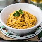 Spaghetti al pesto vegan di carote e mandorle