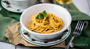 Spaghetti al pesto vegan di carote e mandorle