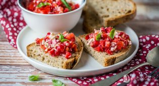 Condimento salato alle fragole per bruschette