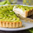 Crostata vegana di kiwi con crema al lime e cocco