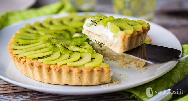 Crostata vegana di kiwi con crema al lime e cocco