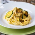 Tagliatelle alle zucchine, zenzero e sesamo