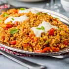 con scalogno caramellato, pomodoro, ceci, menta e salsa allo yogurt