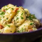 Gnocchi di semolino con crema di melanzane e tahina