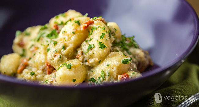 Gnocchi di semolino con crema di melanzane e tahina