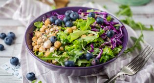 Insalata con ceci, mirtilli e semi misti con dressing alla tahina e acero