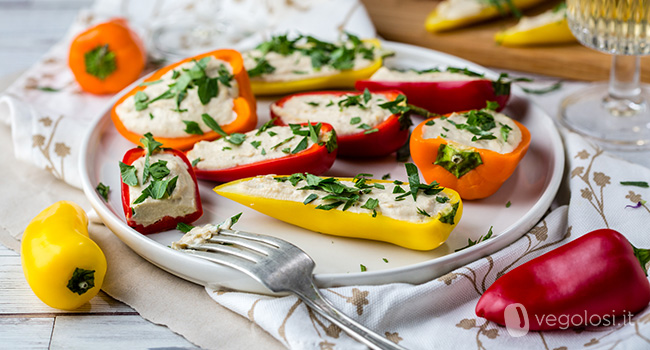 Mini peperoni colorati ripieni di formaggio affumicato