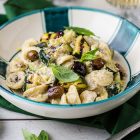 Orecchiette con ricotta vegan alle olive con zucchine grigliate